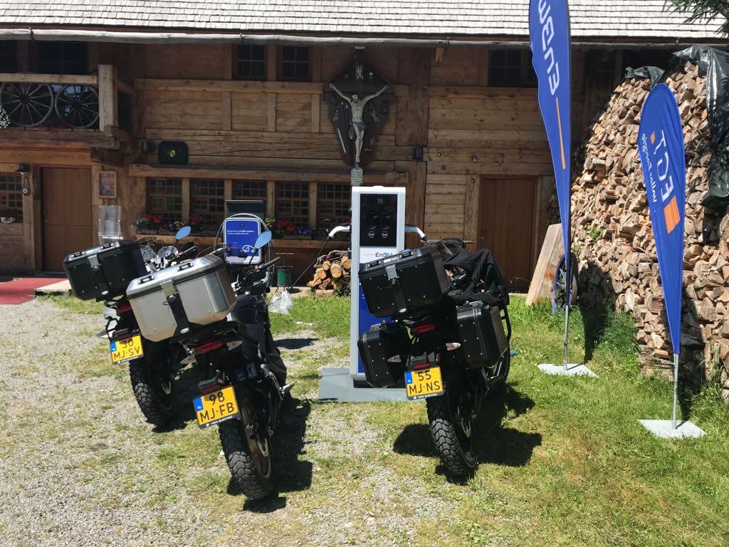 Das Bild zeigt mobile Ladesäulen für Elektromotorräder auf unserer Pressefahrt im Schwarzwald.
