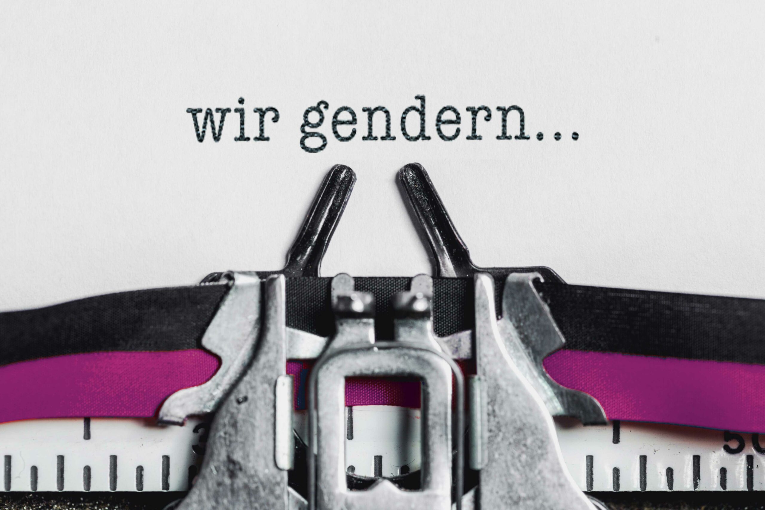 Schreibmaschine tippt die Worte "wir gendern...". Im Artikeln lesen Sie warum wir bei SCRIPT gendern.