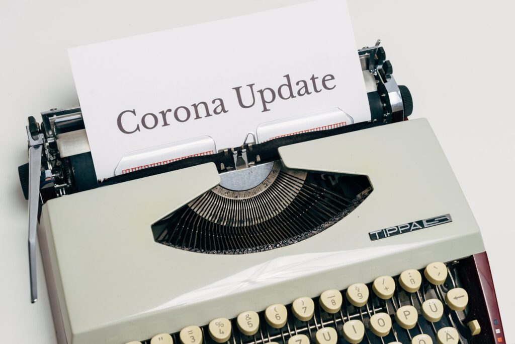 Schreibmaschiene tippt die Worte Corona Update. Dieses Bild leitet einen Artikel zur Krisenkommunikation in Zeiten von Corona ein.